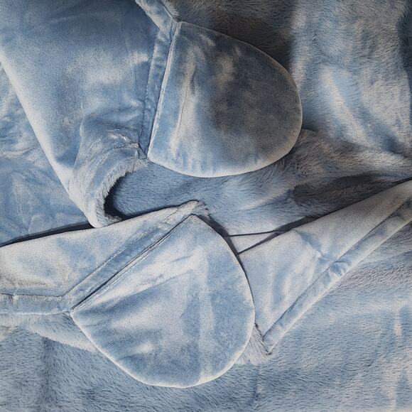 pillowfort  pom hooded blanket. - Picture 5 of 10